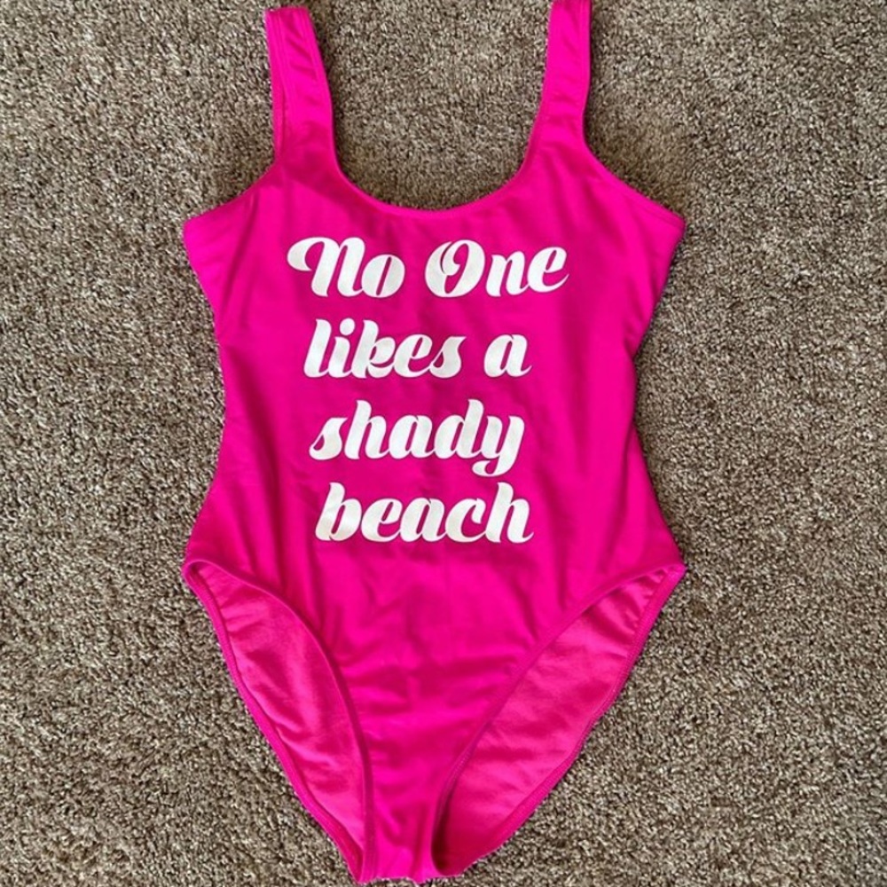 “No One Likes a Shady Beach” 💁🏼‍♀️👙🏝🌺😂
